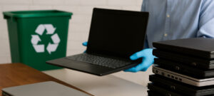 Reciclaje de portátiles en Colombia como parte de la gestión responsable de RAEE y la economía circular."