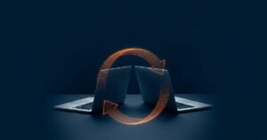 Dos portátiles genéricos enfrentados, conectados por un bucle circular de flechas iluminado en ámbar, simbolizando el ciclo de segunda vida del modelo buy-back