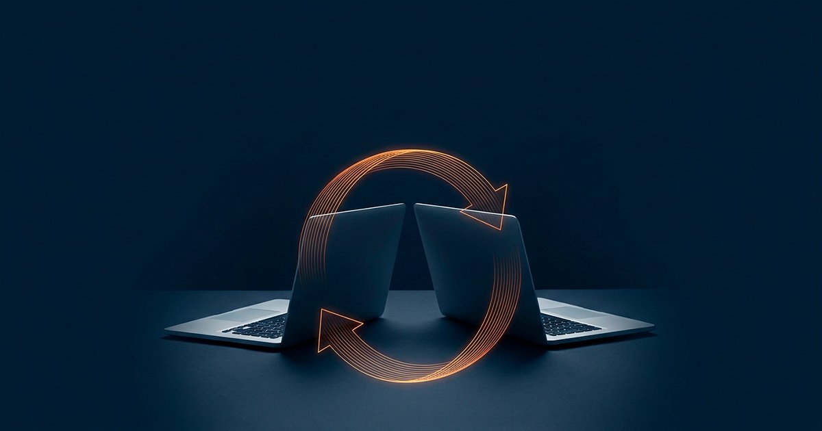 Dos portátiles genéricos enfrentados, conectados por un bucle circular de flechas iluminado en ámbar, simbolizando el ciclo de segunda vida del modelo buy-back