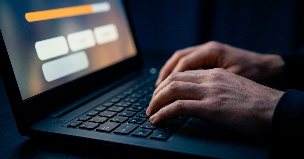 Manos escribiendo en un portátil con la pantalla mostrando una barra de progreso y opciones de selección, representando el proceso de cotización en línea de PC Renova
