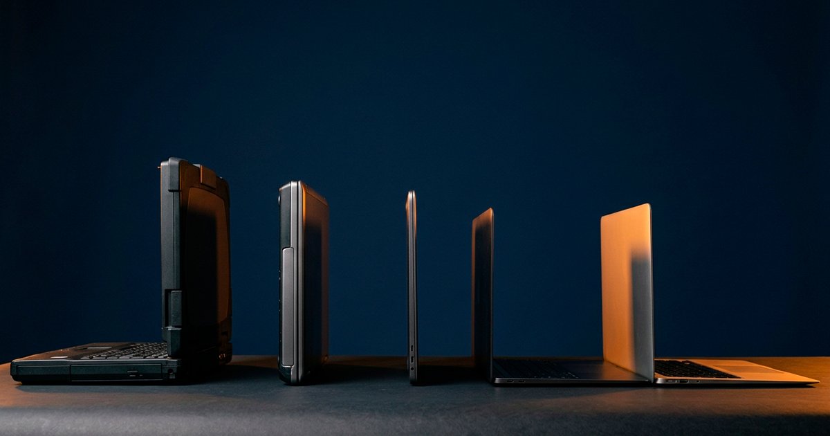 Cinco portátiles genéricos alineados de perfil, mostrando la evolución desde un diseño grueso y antiguo hasta uno delgado y moderno, representando cómo saber la antigüedad de un computador