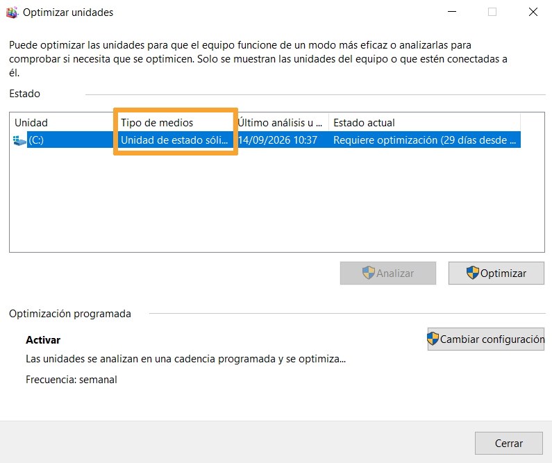 Ventana Optimizar unidades de Windows 10 con la columna Tipo de medios señalando Unidad de estado sólido